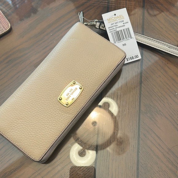 Michael Kors Beige Leather Wristlet NWT 8X4 - Picture 1 of 10